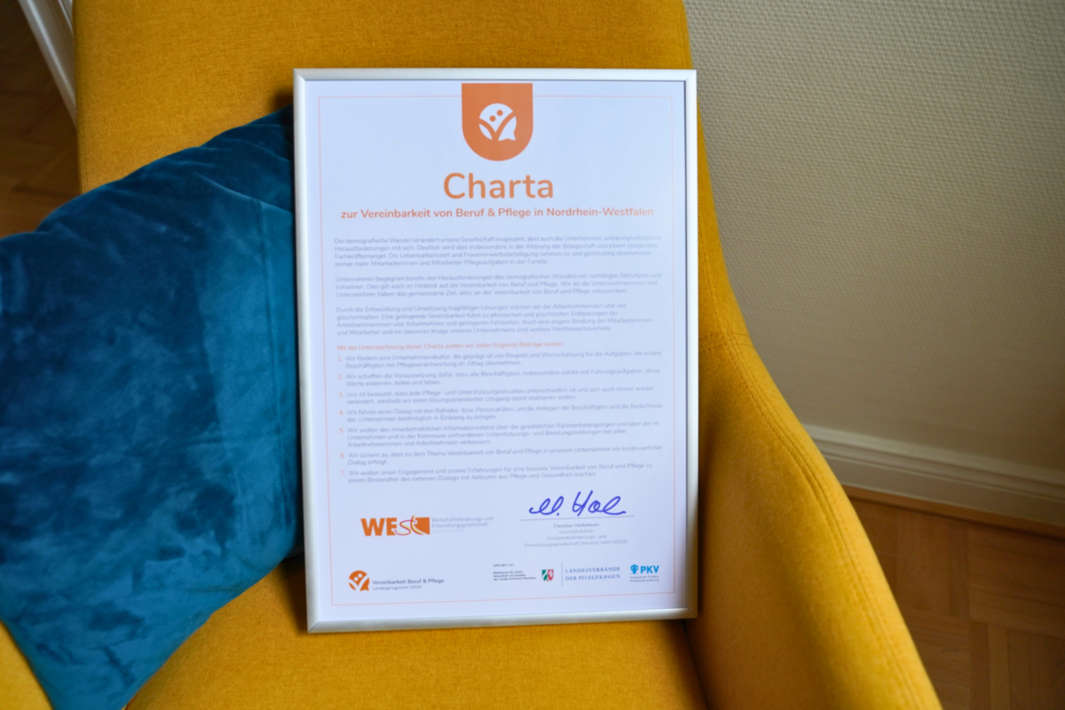 Die eingerahmte Charta, mit der sich Unternehmen für eine gute Vereinbarkeit von Beruf und Pflege einsetzen.