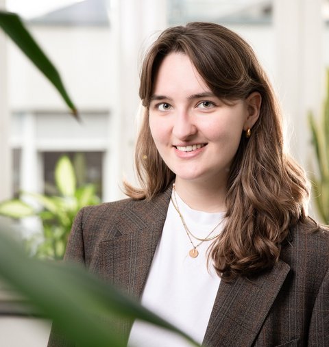Portraitfoto Mitarbeiterin Charlotte Stullich